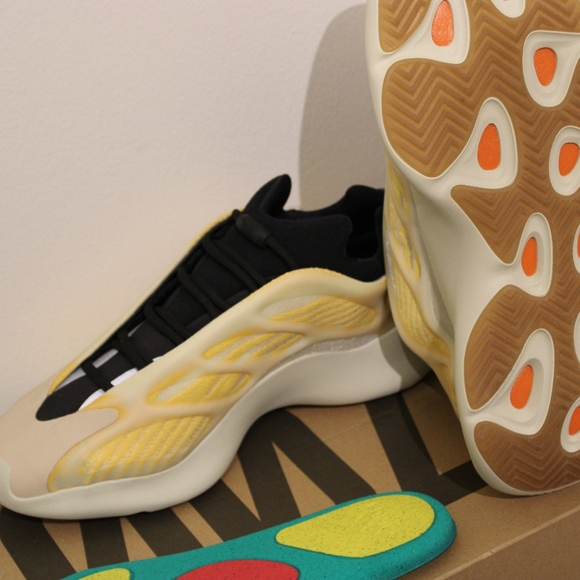 Adidas Yeezy 700 Yellow black cream - Picture 3 of 5